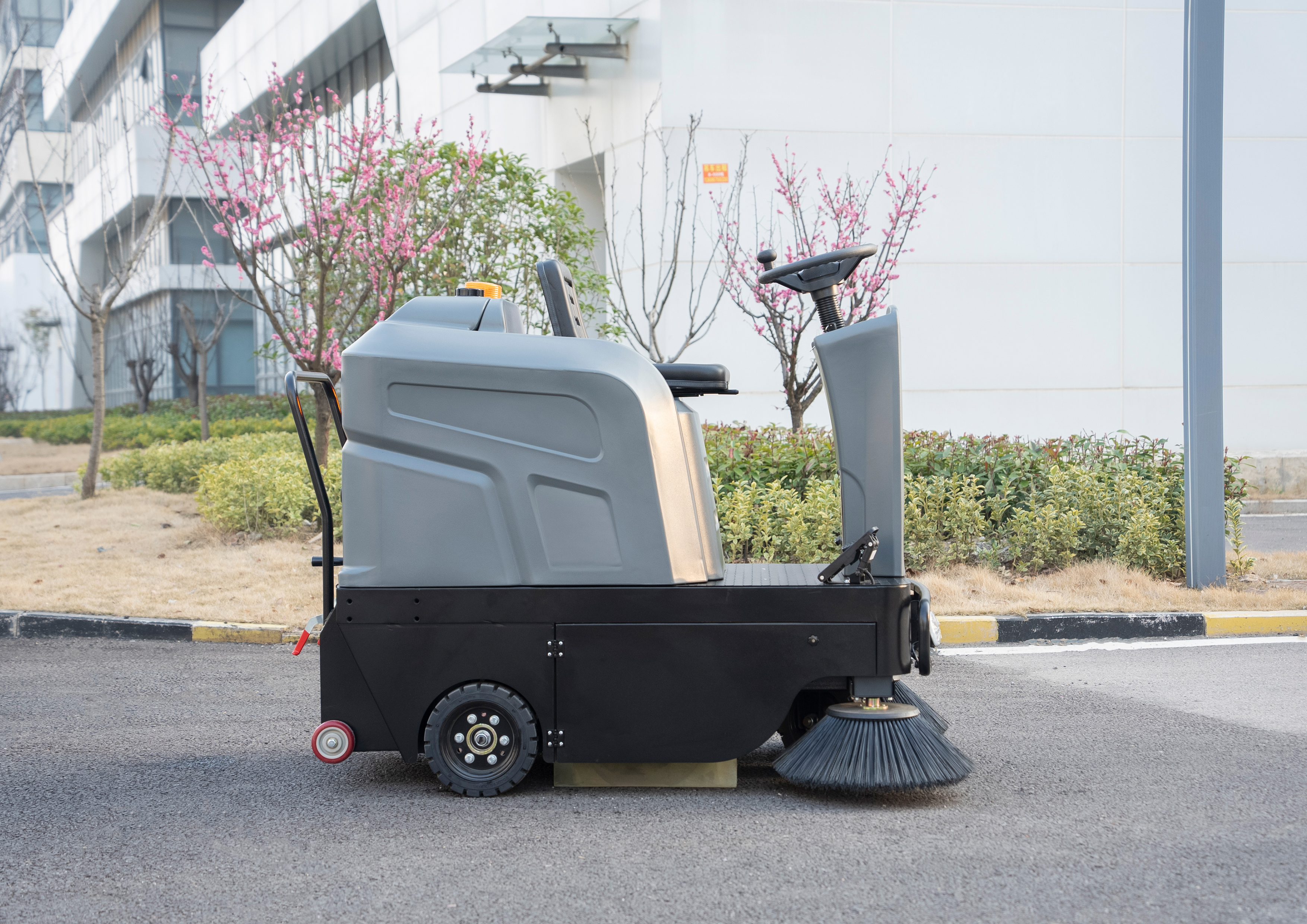 compact street sweeper machine